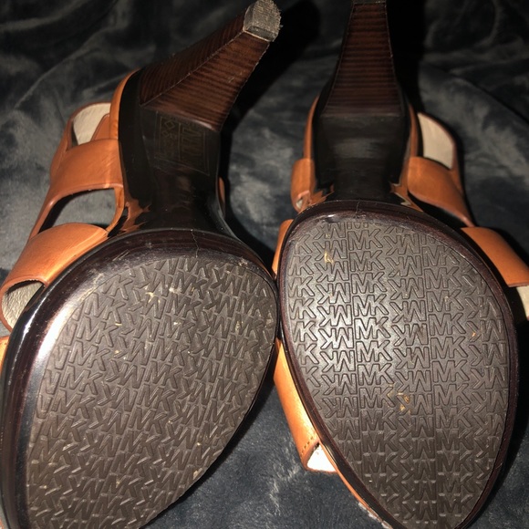 Michael Kors tan Leather heels supportive straps gold buckles offer good support - Picture 12 of 13